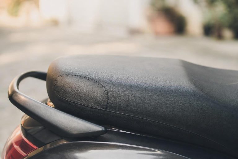 Selle de scooter déchirée réparez-la sans remplacer toute l&rsquo;assise